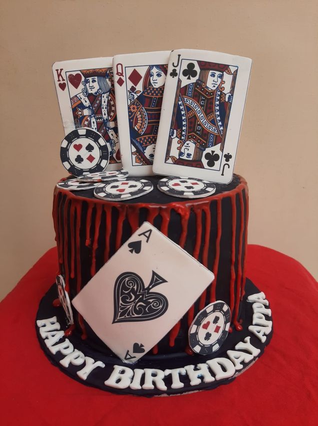 Drip cake with edible cards