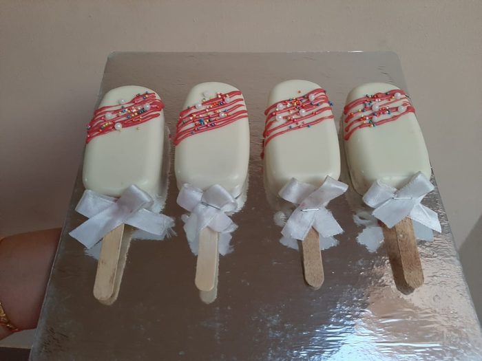 White chocolate cakesicles